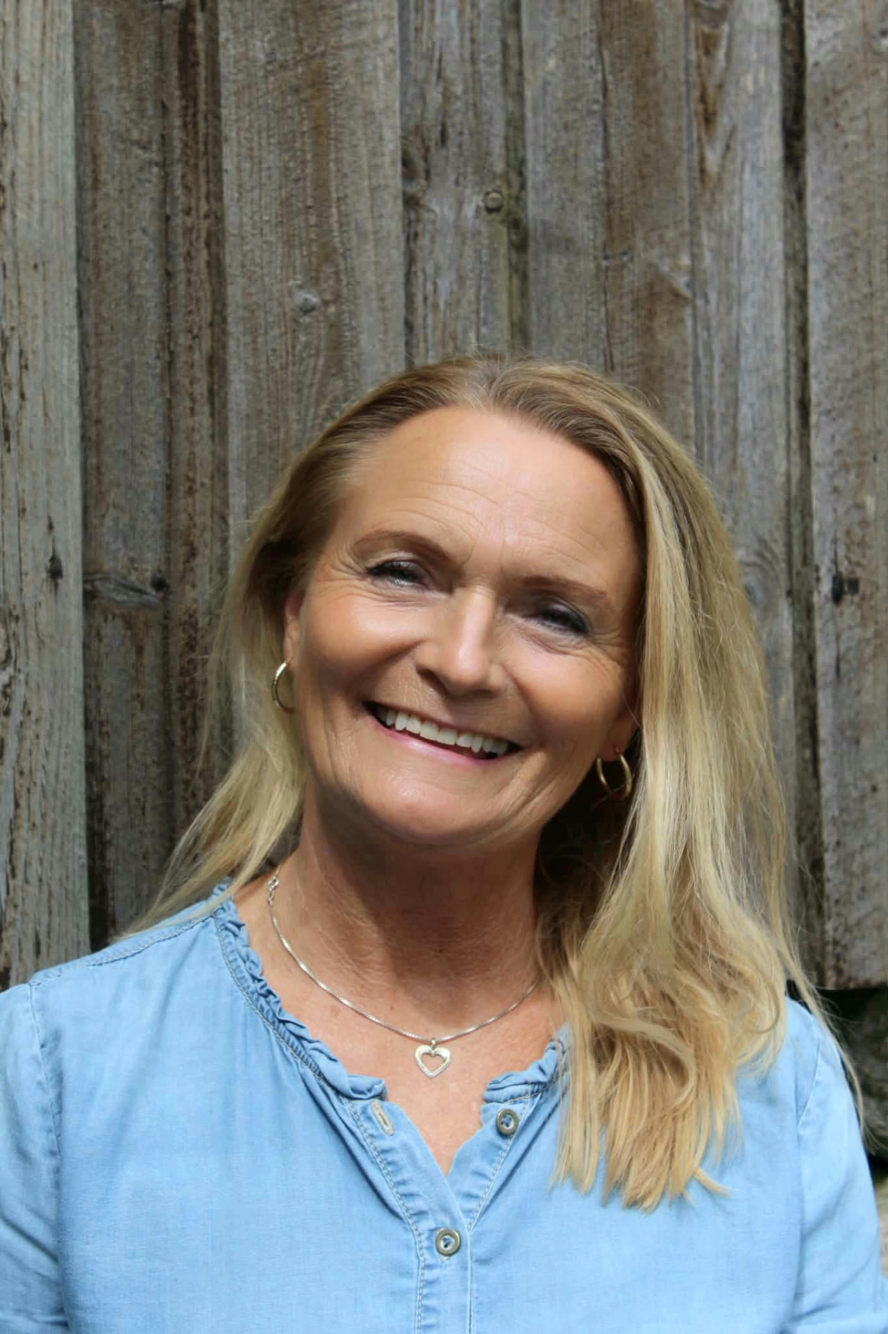 Portrett av Erna Ueland, Life Alignment-praktiker og vertinne